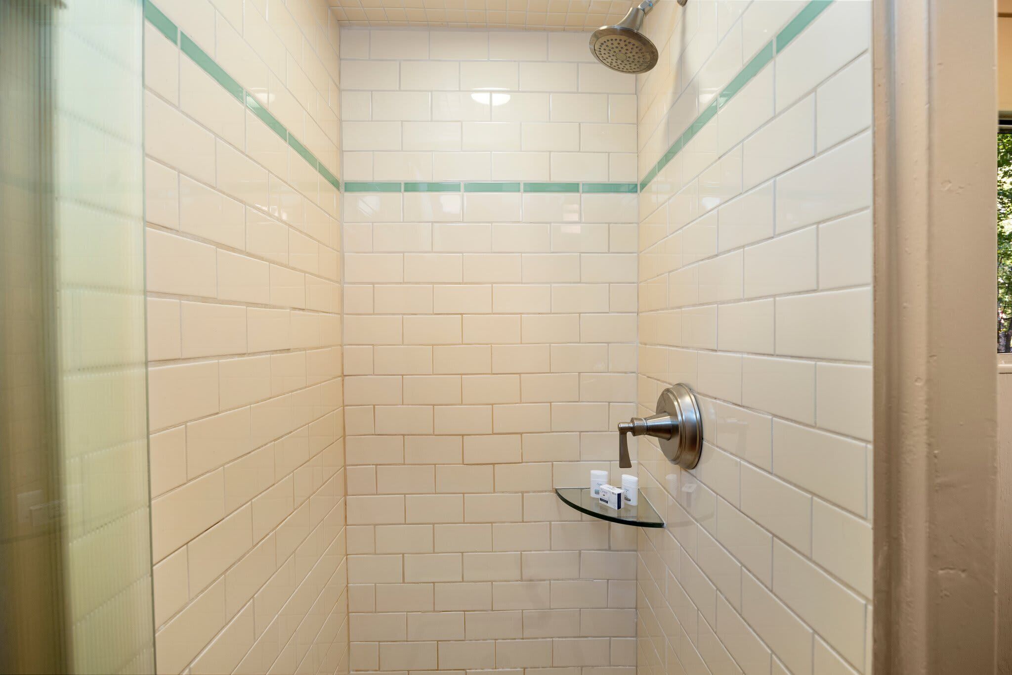 Een douche, handdoeken, shampoo