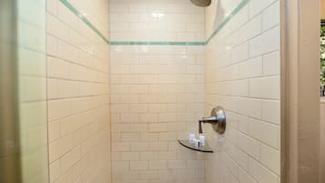 Een douche, handdoeken, shampoo