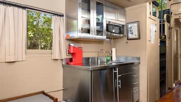 Cafetera/tetera, refrigerador, microondas, utensilios de cocina