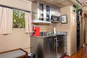 Wasserkocher mit Kaffee-/Teezubehör, Kühlschrank, Mikrowelle