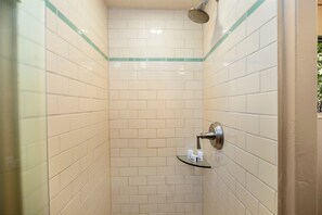 Chuveiro, toalhas de banho