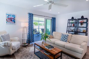 TV, books, offices - 824 Twin Palms w/ Spacious Screened Lanai (Naples)