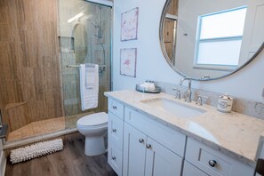 Bathtub, hair dryer, towels, shampoo