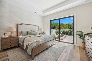 5 habitaciones, escritorio y tabla de planchar con plancha