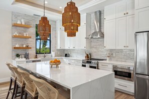 冰箱、微波炉、烤箱、炉灶