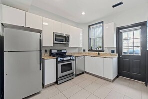 Frigorifero, microonde, piano cottura, lavastoviglie