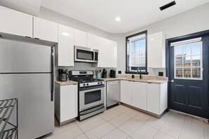 Réfrigérateur, micro-ondes, plaque de cuisson, lave-vaisselle