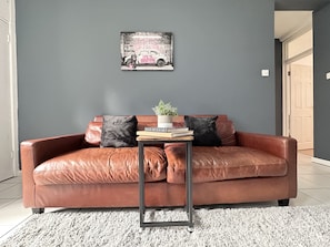 Apartamento, várias camas | Área de estar