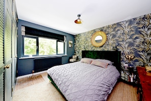 5 bedrooms, desk, iron/ironing board, free WiFi