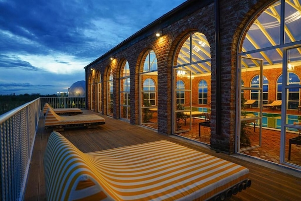 Kolam renang terbuka bermusim