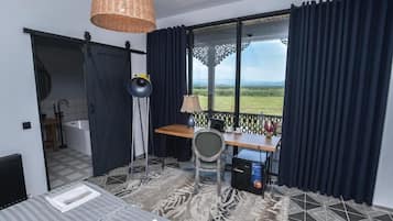 Deluxe Room | 1 bedroom, desk, laptop workspace, soundproofing