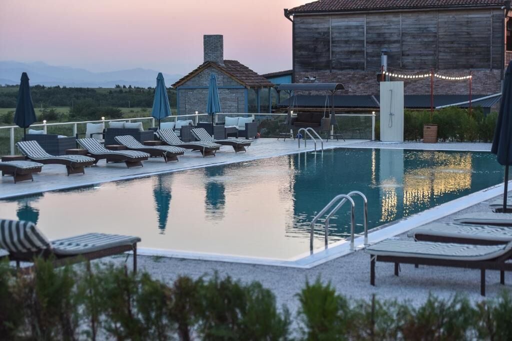 Una piscina al aire libre de temporada