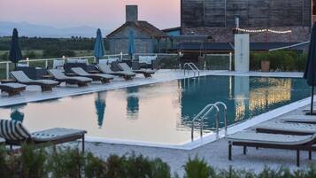 Una piscina al aire libre de temporada