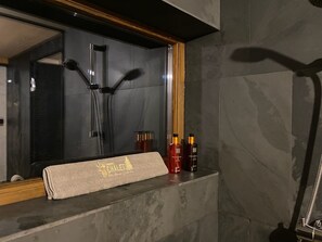 Douche, sĂšche-cheveux, serviettes fournies, savon