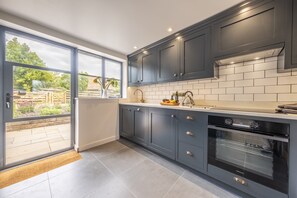 Fridge, dishwasher, coffee/tea maker - Granary Cottage, Thorington (Thorington)