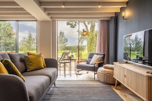 TV, fireplace - Granary Cottage, Thorington (Thorington)