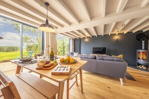 TV, fireplace - Granary Cottage, Thorington (Thorington)