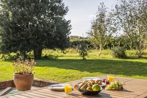 Outdoor dining - Granary Cottage, Thorington (Thorington)