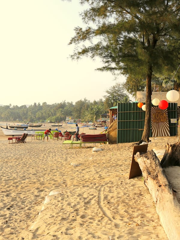 Trên bãi biển, cát trắng