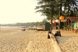 Trên bãi biển, cát trắng 