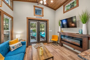 Smart TV, fireplace