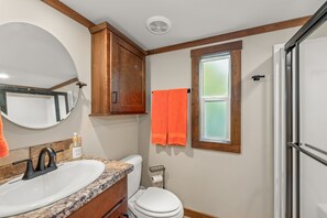Combined shower/bathtub, hair dryer, towels