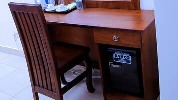 Ylelliset vuodevaatteet, minibaari, yksilöllisesti sisustettu, työpöytä