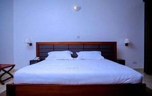 Ropa de cama de alta calidad, minibar y decoración personalizada 