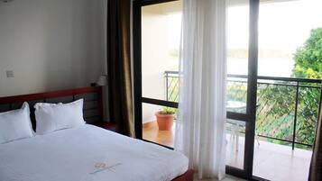 Yhden hengen superior-huone | Ylelliset vuodevaatteet, minibaari, yksilöllisesti sisustettu, työpöytä