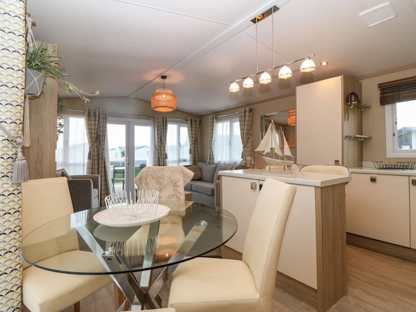 Cottage | Dining - Seafront Holiday Home 2 (Pwllheli)