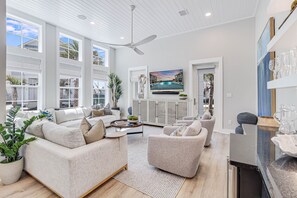 Smart-tv, een dvd-speler, boeken en een filmbibliotheek