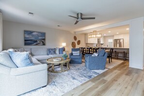 Smart TV - 550 Queen's Grant: Renovated 3 BR Villa, Free Bikes, Pool, Walk to Beach (Hilton Head Island)