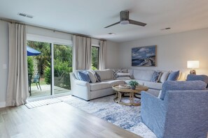 Smart TV - 550 Queen's Grant: Renovated 3 BR Villa, Free Bikes, Pool, Walk to Beach (Hilton Head Island)