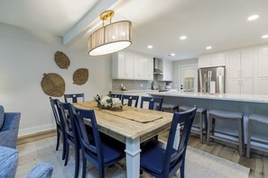 Dining - 550 Queen's Grant: Renovated 3 BR Villa, Free Bikes, Pool, Walk to Beach (Hilton Head Island)