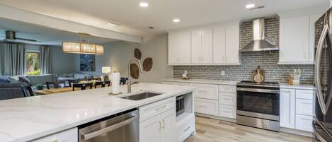 Kylskåp, mikrovågsugn, ugn och spishäll