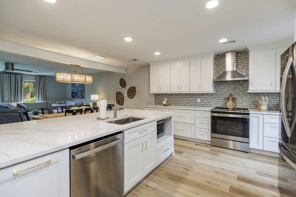 Fridge, microwave, oven, stovetop - 550 Queen's Grant: Renovated 3 BR Villa, Free Bikes, Pool, Walk to Beach (Hilton Head Island)