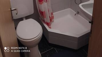 Dusche, Haartrockner, HandtĂŒcher, Seife