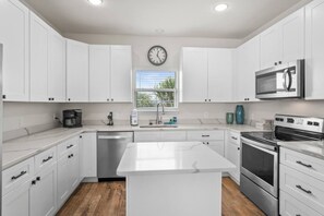 ثلاجة، ميكروويف، فرن، موقد طهي مسطح