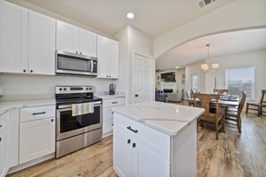 Fridge, microwave, oven, stovetop - Beachfront Haven: Scenic Views and Community Pool for Your Enjoyment (Port Aransas)