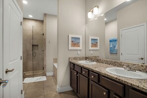 Combined shower/tub, hair dryer, towels - Updated Ground Floor Condo-Comm Pool-Close 2 Beach (Miramar Beach)