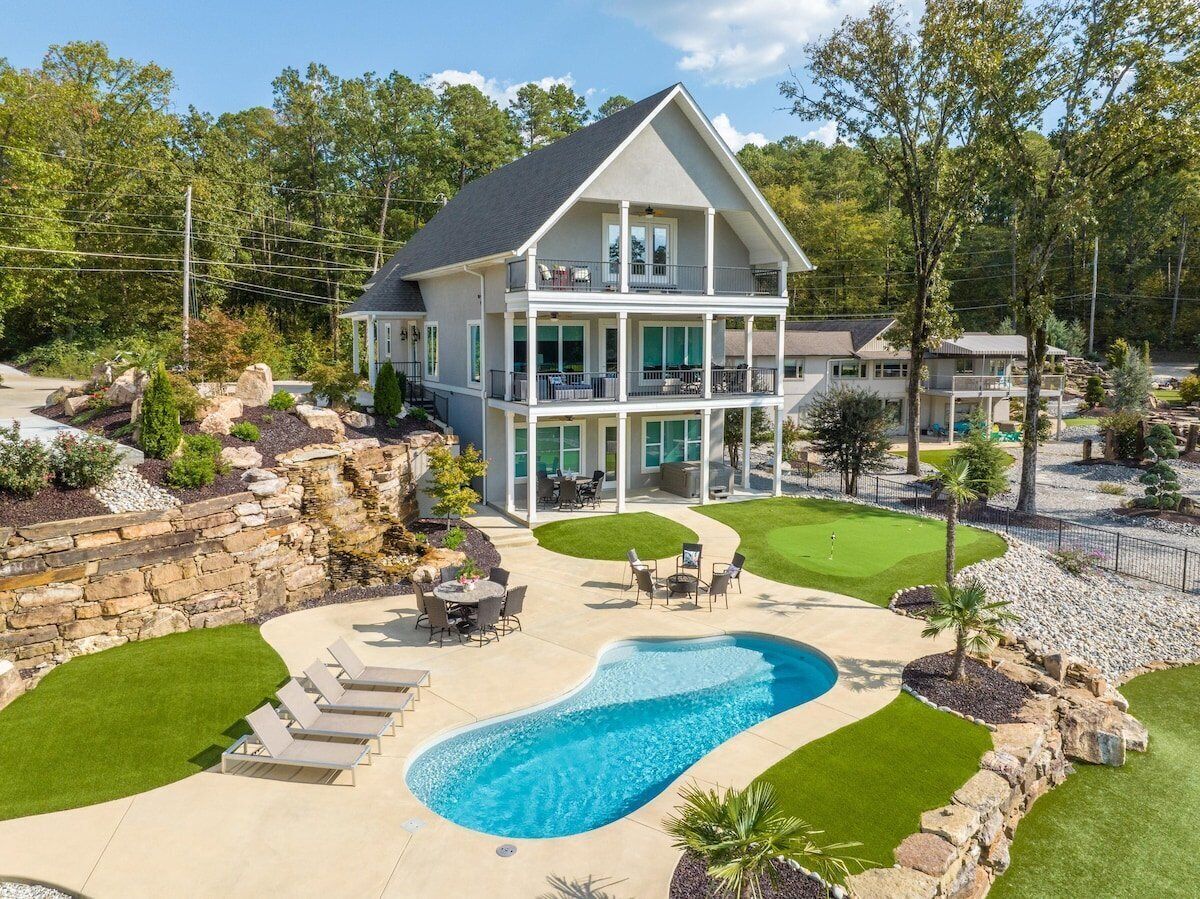 106+107 - Book Now, Thanksgiving and Christmas!! Hot Tub, Putting Green, Sports Field!!