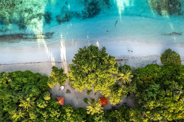 Sulla spiaggia, sabbia bianca, immersioni subacquee, snorkeling