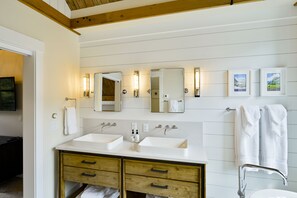 Bañera, secador de pelo y toallas