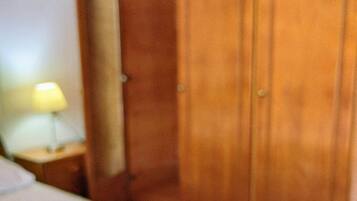 1 slaapkamer, een strijkplank/strijkijzer, wifi, beddengoed