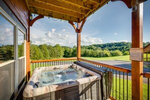 Outdoor spa tub - Huny Bear Lodge, No steep RDs, 3K suites, slp 12, Gameroom, Theater (Pigeon Forge)
