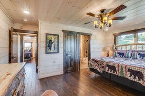 3 bedrooms, iron/ironing board, bed sheets - Huny Bear Lodge, No steep RDs, 3K suites, slp 12, Gameroom, Theater (Pigeon Forge)