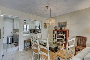Interior - Sunset Rentals | Ocean Cove 806 | Dog Friendly (Hilton Head Island)