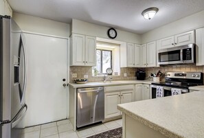 Geladeira, micro-ondas, cooktop, lava-louças