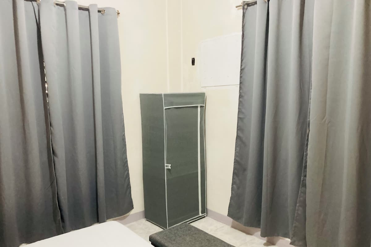 Premium Oda | Ayrı ayrı döşenmiş, masa, ücretsiz kablosuz İnternet, çarşaf takımı