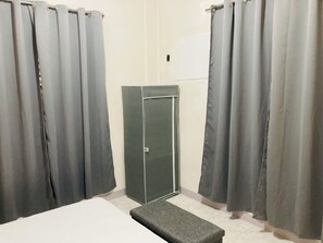 Habitación Premium | Muebles diferentes, escritorio, wifi gratis y ropa de cama